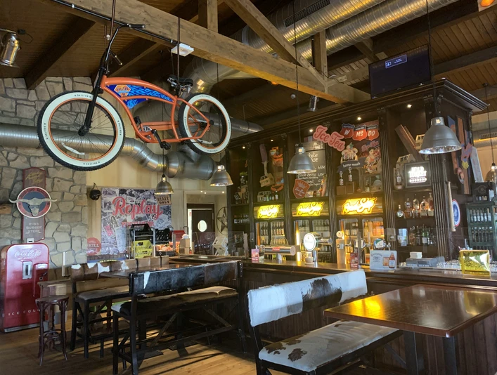 Il ristorante al Road Stop a Mettmann Il ristorante Road Stop Mettmann coniuga un ambiente rustico con elementi decorativi moderni.