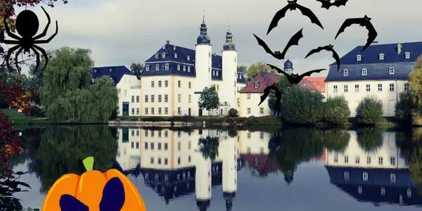 Ein Halloween-Motiv zeigt ein Schloss mit fliegenden Fledermäusen und einem Kürbisgesicht.