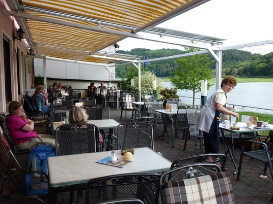 Udendørs terrasse med udsigt over Edersee