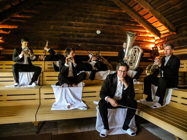 Saxon Wind Philharmonic in the sauna Saxon Wind Philharmonic with instruments in the sauna