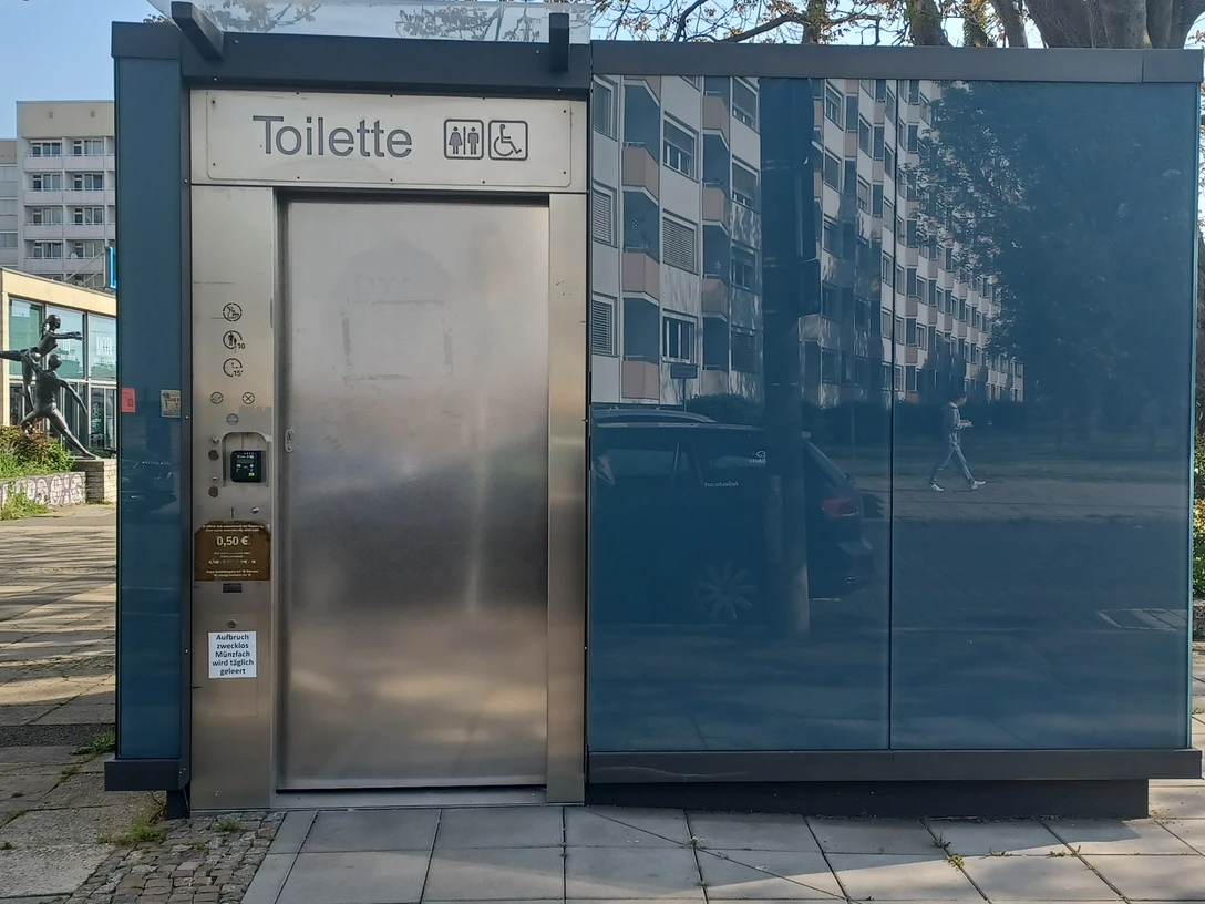 Public toilet at the Bayerischer Bahnhof - Barrier-free sanitary facilities in Leipzig Public accessible toilet on Riemannstraße in Leipzig