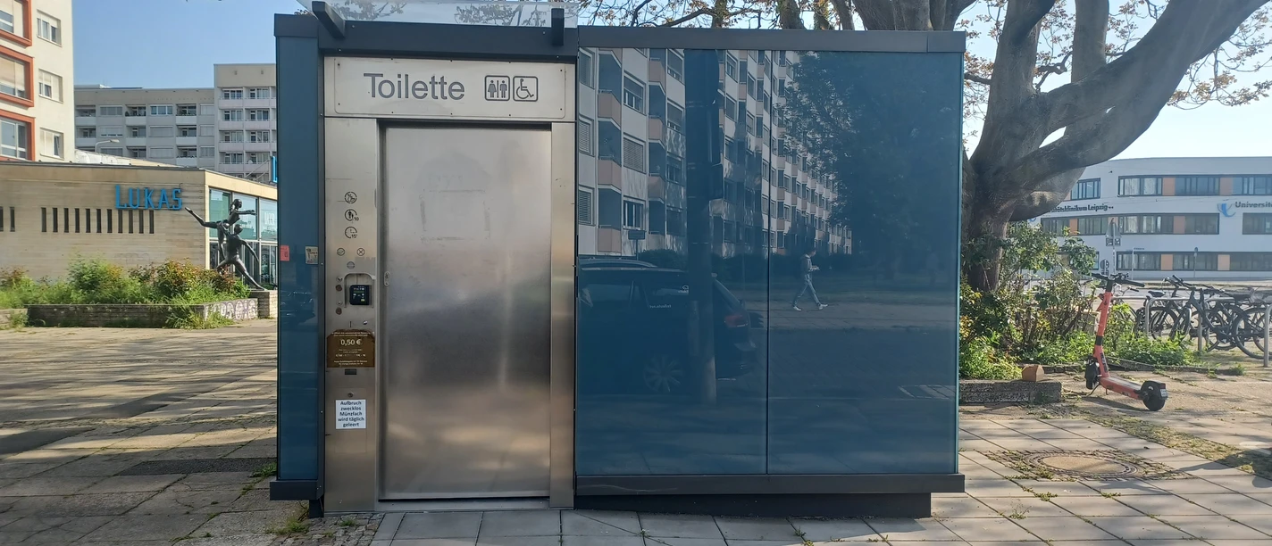 Toilettes publiques de la Bayerischer Bahnhof - installations sanitaires sans obstacle à Leipzig Toilettes publiques accessibles sur la Riemannstraße à Leipzig