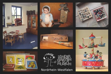 Kleuterschoolmuseum "Schat" Collage van retro speelgoed in een kindermuseum in Noordrijn-Westfalen, waaronder poppen en een draaimolen.