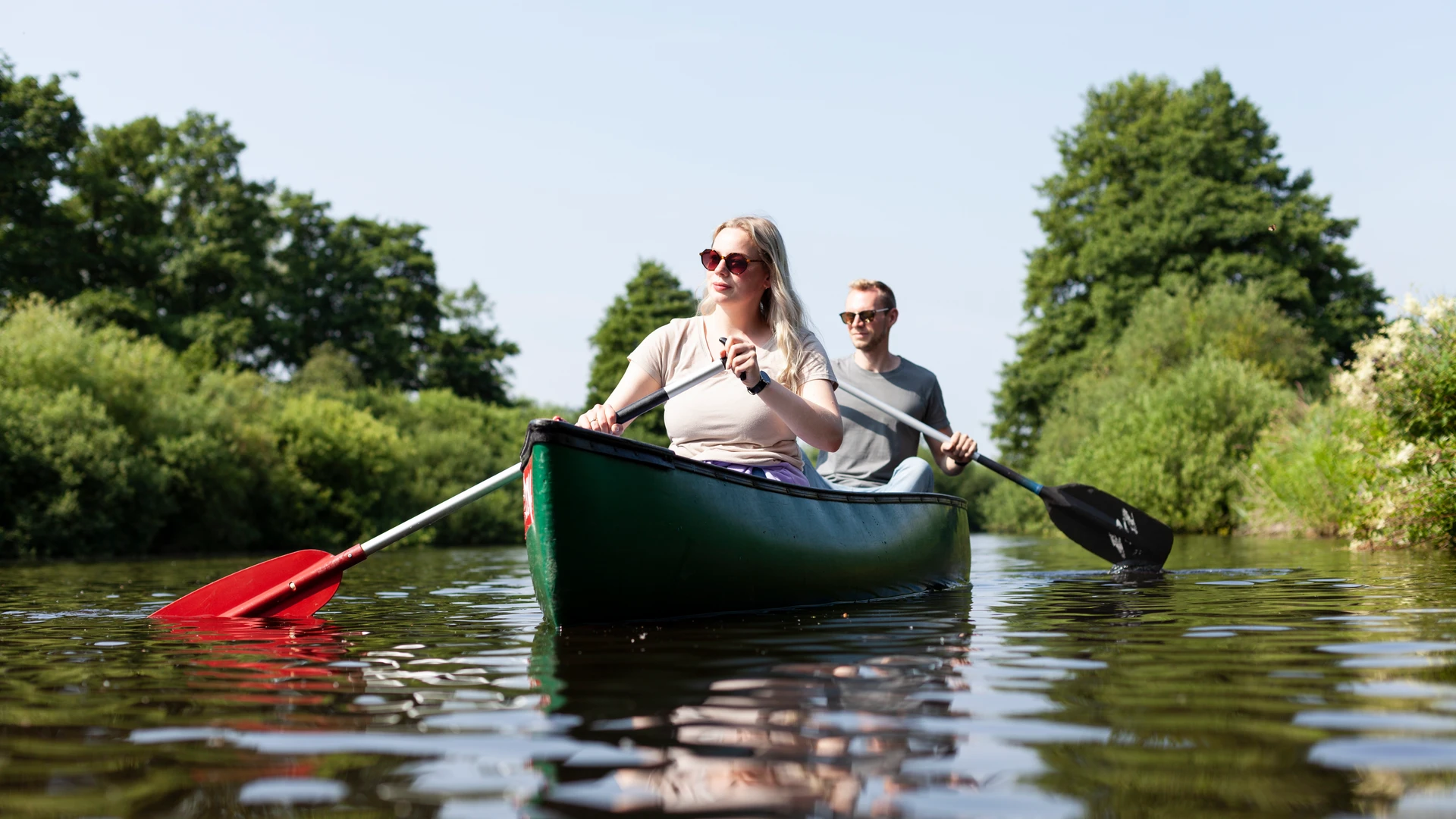 2 Personen sind mit einem Kanu auf dem Fluss Hamme unterwegs