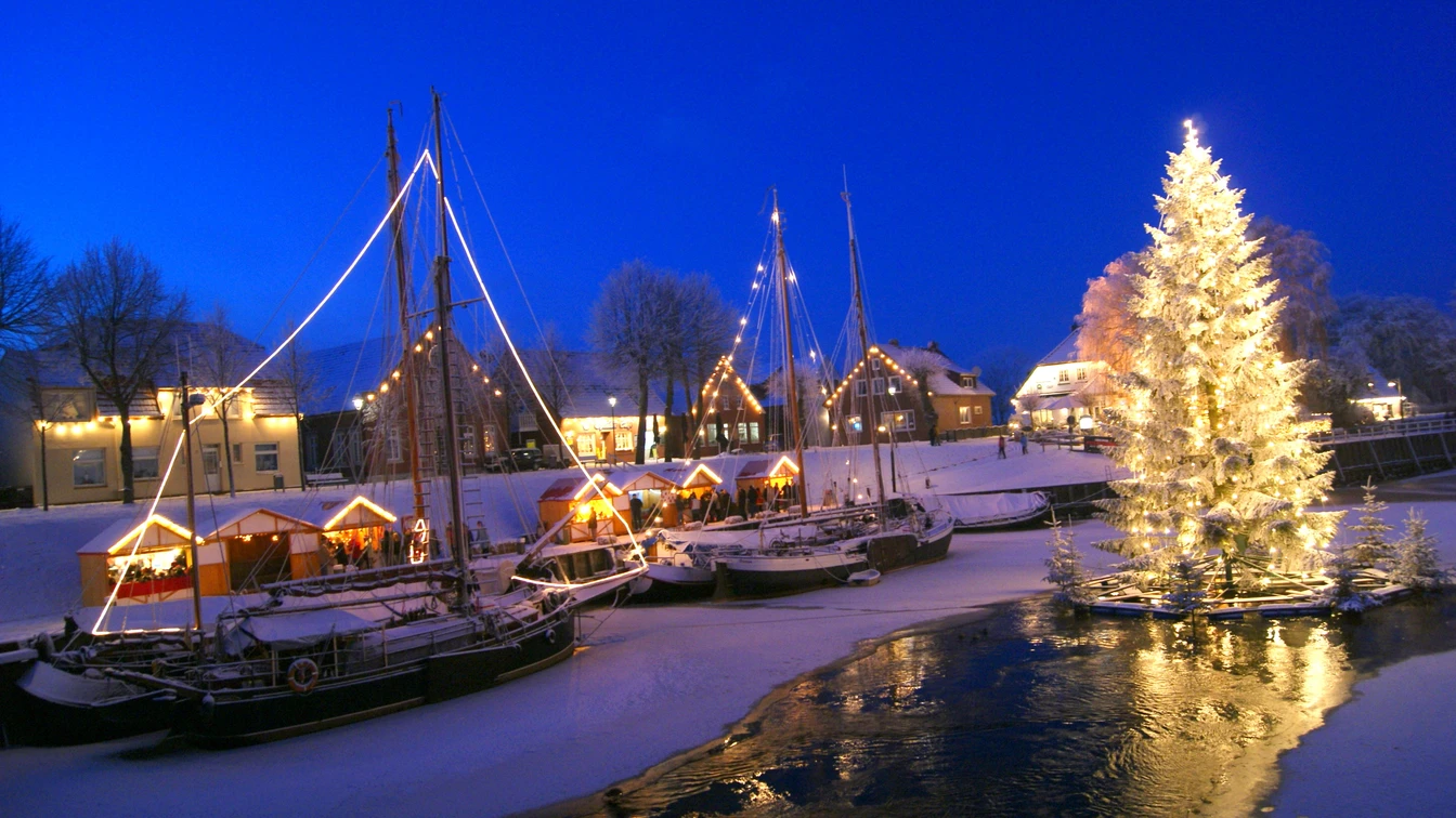 Aufstellen des schwimmenden Weihnachtsbaumes