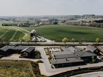 terreno della stazione di sosta di Mettmann Vista aerea del Road Stop di Mettmann, circondato da ampi campi e da una strada di campagna.