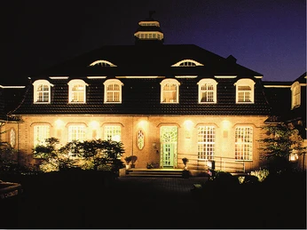 Widok zewnętrzny wieczorem z hotelu am Stadtpart w Hilden Na zdjęciu widać wieczorny widok zewnętrzny hotelu w Hilden City Park z oświetlonym wejściem.