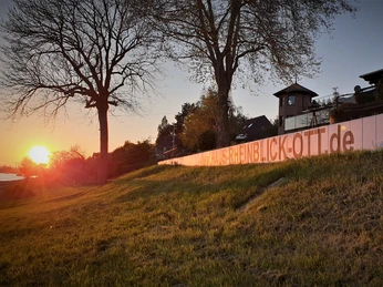 Zachód słońca nad Renem, Haus Rheinblick Ott Zachód słońca nad Renem w pobliżu Monheim, widziany z łąki przy Haus Rheinblick Ott.
