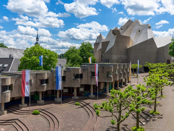 Katedra św. Marii w Velbert-Neviges Mariendom Neviges w Velbert-Neviges – nowoczesny betonowy budynek o geometrycznych kształtach, otoczony przyrodą.