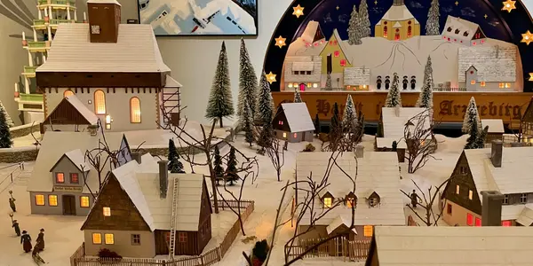 Weihnachtsausstellung mit orientalischen und erzgebirgischen Weihnachtsberg