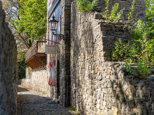 Musée du jouet de Ratingen Des murs en pierre naturelle et des rues pavées mènent au musée historique du jouet de Ratingen.
