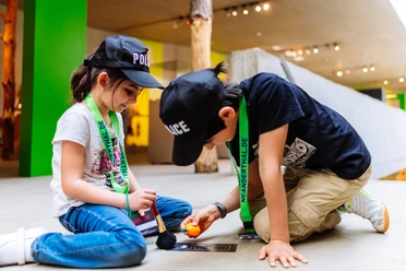 Stone Age mystery at the Neanderthal Museum Children play detectives with green Neanderthal.de lanyards in the Neanderthal Museum.
