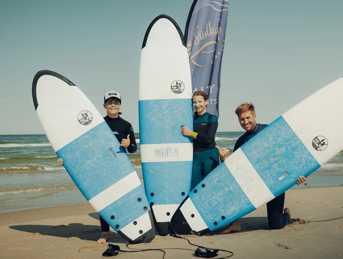 Enfants devant l'école de surf