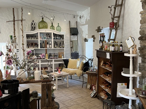 Altenlinderstall farm shop Cozy farm shop with rustic decor, shelves full of regional products and decorations.