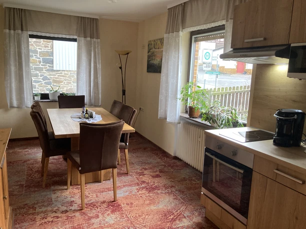 Bauernhofpension Küche mit Essbereich.JPG