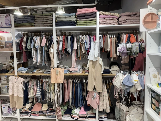Munis barnbutik erbjuder barnkläder.