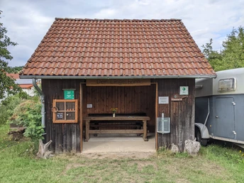 Espace de repos avec bibliothèque
