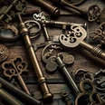 Entre clé et magie Des clés métalliques anciennes de différentes formes sont éparpillées sur une surface en bois.