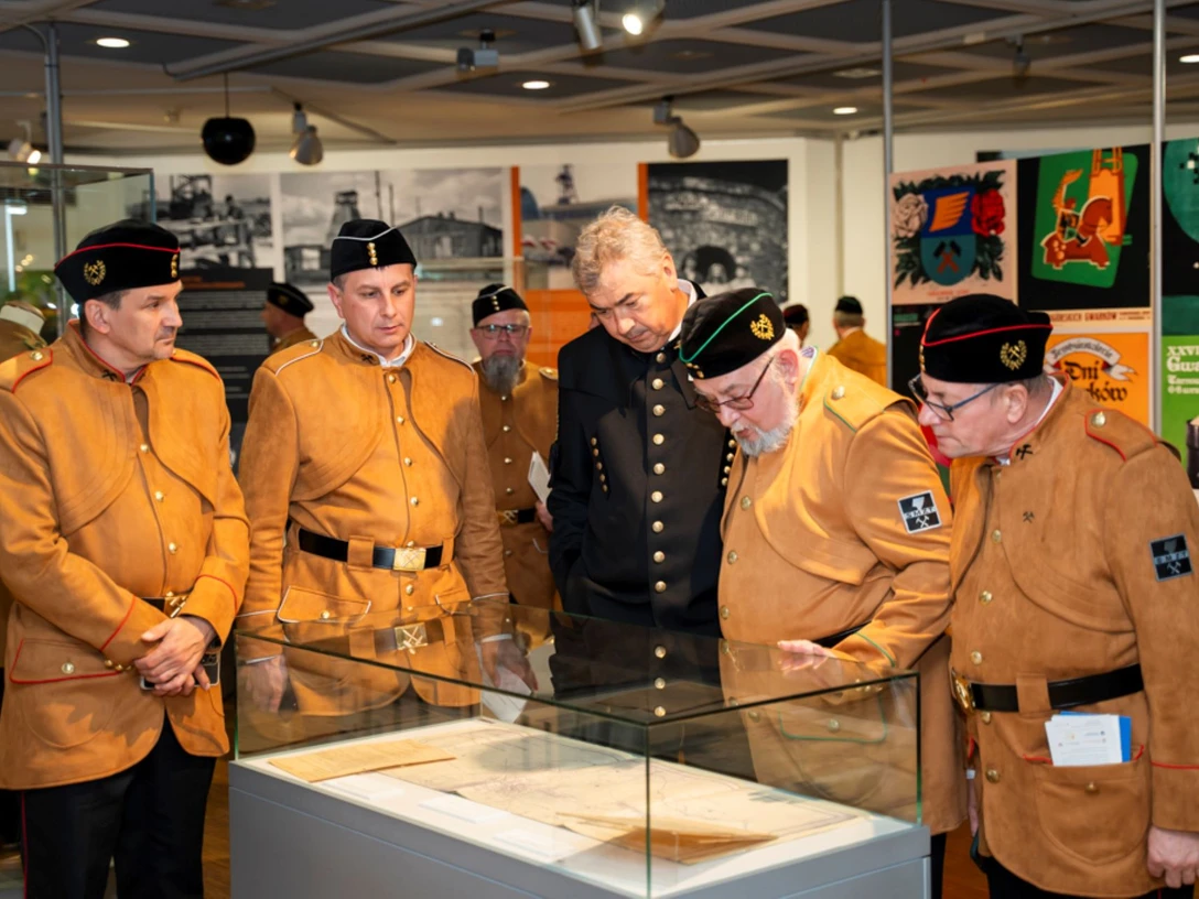 La fièvre de l'argent Des groupes de personnes portant des uniformes historiques de mineurs regardent des expositions dans un musée.