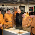 La fièvre de l'argent Des groupes de personnes portant des uniformes historiques de mineurs regardent des expositions dans un musée.