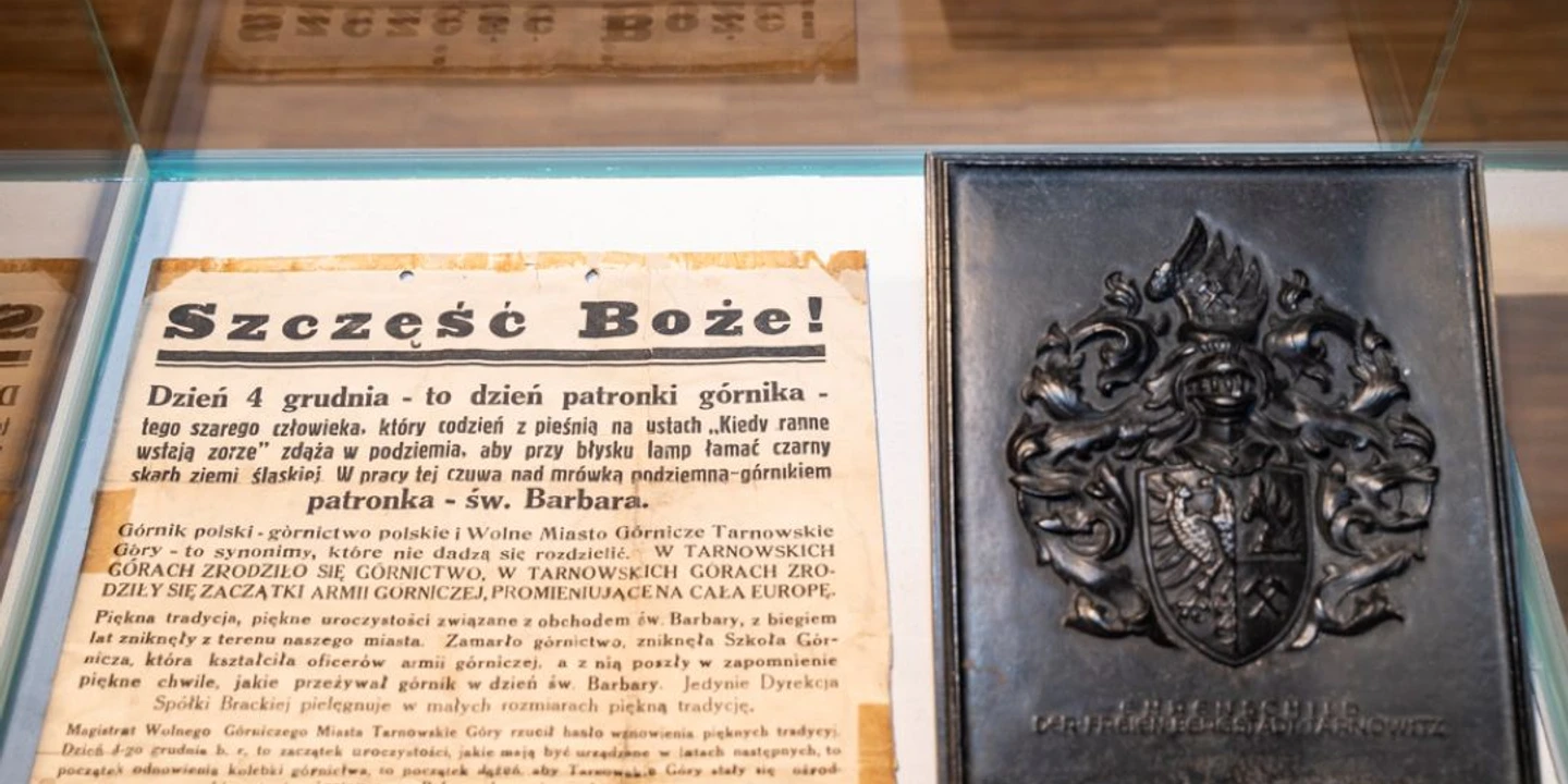 Barbara Day Vitrine avec document historique et plaque commémorative de Sainte Barbe exposée au musée.