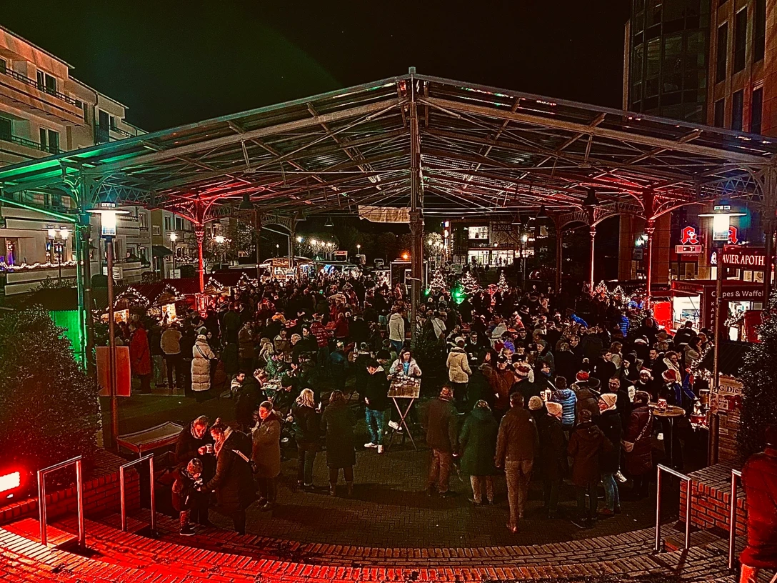 Erkrath İş Sonrası Pazarı - Noel Sürümü Kalabalıklar akşamları büyük bir pazar salonunun altında şenlikli ışıklandırmalar altında toplanıyor.