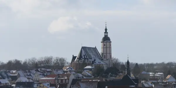 Zu sehen ist an einem Wintertag ein Blick auf Penig mit der Stadtkirche.