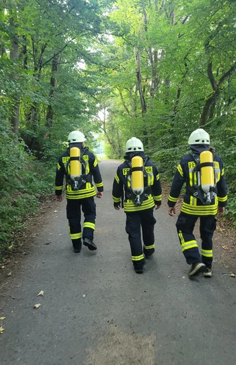 Les pompiers d'Orke (Vöhl) sont sur le sentier Kellerwaldsteig - s'entraînent pour une course de collecte de fonds !