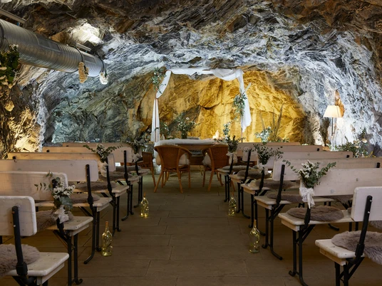 Grotta dell'età della pietra a Neandertal n. 1, sala per matrimoni e location per feste in uno Una grotta dell'età della pietra nella valle di Neandertal è stata trasformata in un'elegante sala per matrimoni e feste.