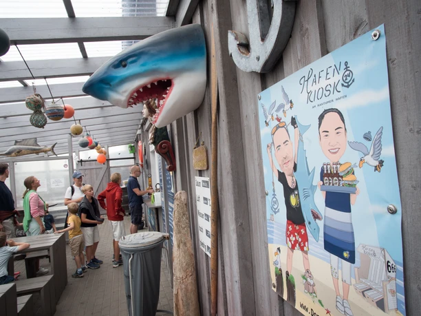 Cola en el quiosco del puerto decorado con motivos marítimos 24