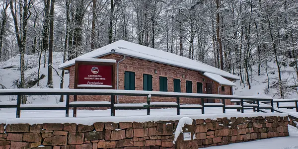 Das Geoportal Porphyrhaus ist von Schnee umgeben.
