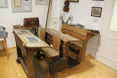 Lessons like in great-grandfather's time You are viewing a historical scene from a classroom, which is on display in the Battenfeld Local History Museum.