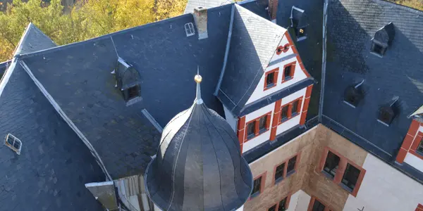 Das Foto zeigt eine Luftaufnahme des Daches vom Schloss Rochsburg.