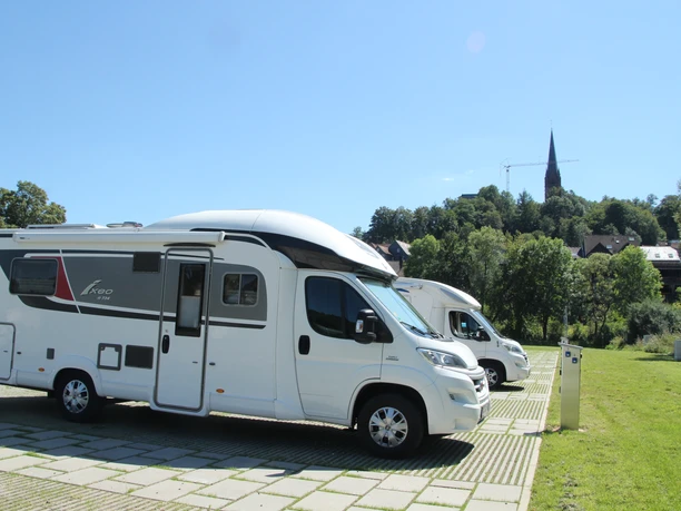 Motorhome parking area Wehrweide Frankenberg (Eder) You see a motorhome parked at the Wehrweide motorhome site in Frankenberg. View towards St. Elizabeth's Church.