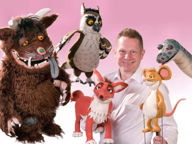De Gruffalo Andreas Blaschke van het Keulse Poppentheater met de Gruffalo-personages Muis, Vos, Uil, Slang en Gruffalo.