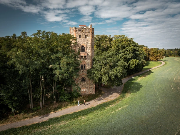 Schlosspark-Machern-Ritterburg-Region-Leipzig-Natur-Aktiv-Drohne-Philipp-Herfort-Photography-leipzig-travel.jpg The image shows an aerial view of the knight's castle in the Machern castle and landscape garden from outside the park.
