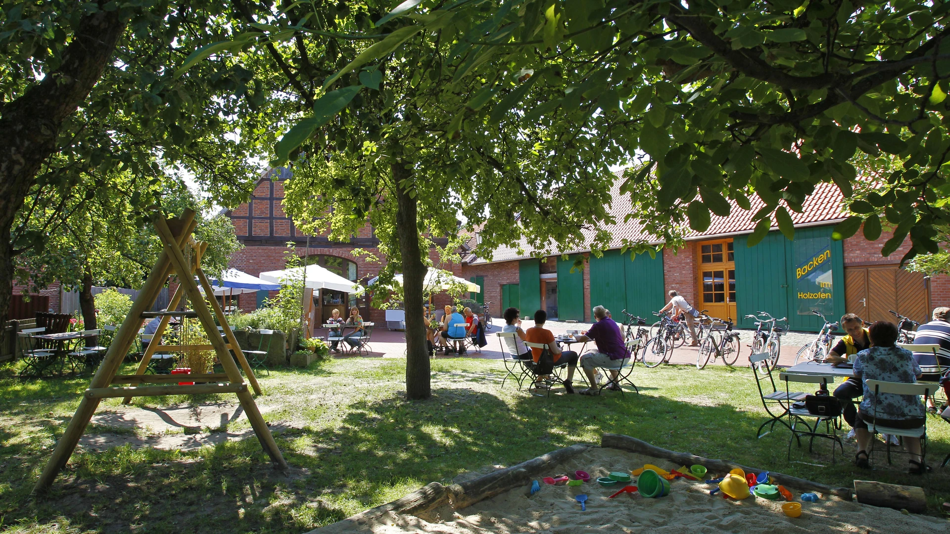 Café Honeck in the countryside with seating and playground, suitable for family outings.