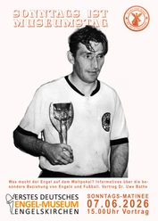 Voetbalposter Zwart-witfoto van een voetballer met een trofee en een verwijzing naar een museumevenement.