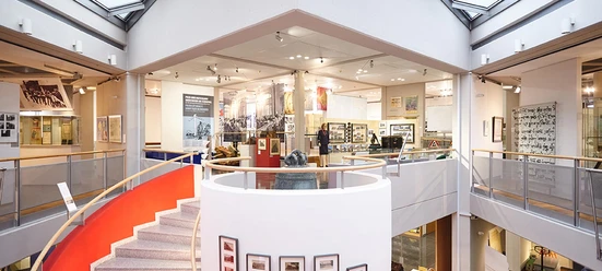 Jasne schody wewnątrz Państwowego Muzeum Górnośląskiego w Ratingen.