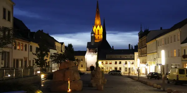Der Markt in Burgstädt in weihnachtlich-stimmungsvoll beleuchtet. Es ist Nacht.