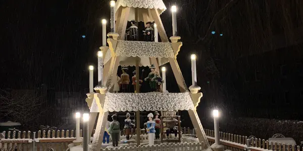 Eine große Außen-Pyramide leuchtet in Köthensdorf bei Taura. Es hat geschneit.