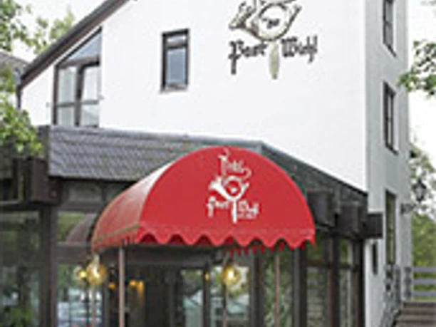 entreegebied Entree van het hotel-restaurant "Porta Westfalica". Rode luifel, planten en glazen elementen.