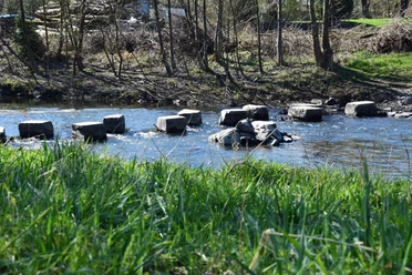 Ford over de Wupper Stapstenen in een rustig beekje te midden van een groen, ongerept landschap nabij Wipperfürth.