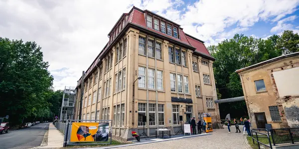 Spinnereigebäude der Tuchfabrik Pfau, historisches 4-stöckiges Gebäude in Crimmitschau.