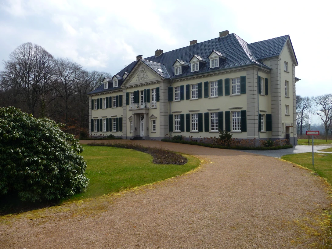 Zamek Laach Zamek Laach, beżowy dwór, stoi pośrodku zadbanego parku z krętymi ścieżkami.