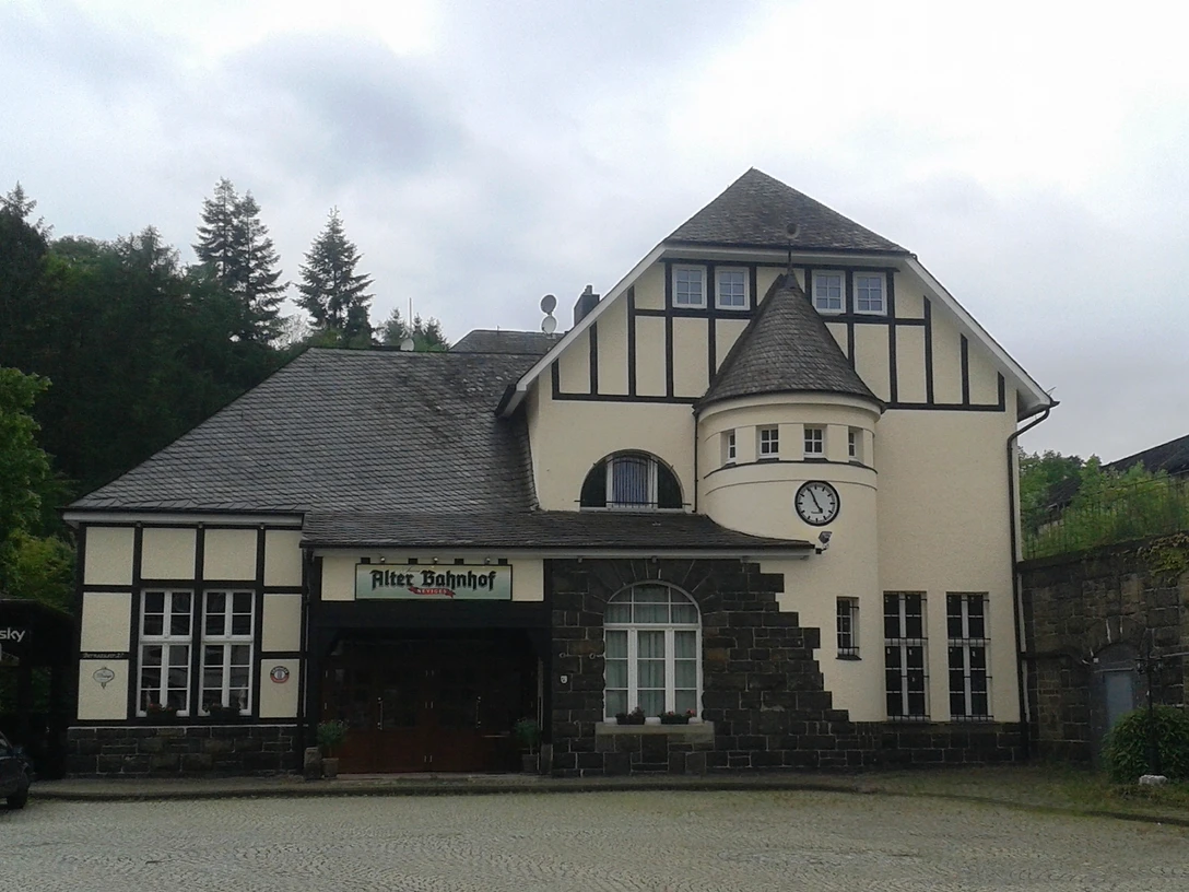 Edificio storico con facciata a graticcio e torre, chiamato la Vecchia Stazione. Sono visibili l'orologio e l'ingresso.