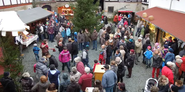 Mittelalterlicher Adventsmarkt mit Livemusik
