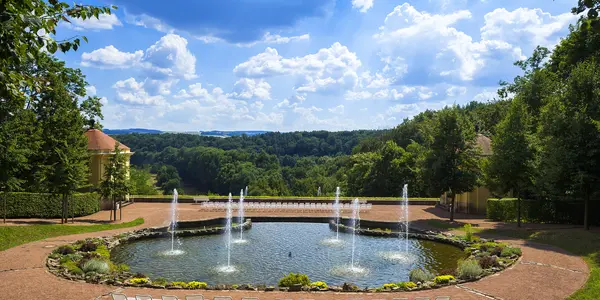 DEU/Sachsen/ Lichtenwalde (© Sylvio Dittrich +49 1772156417)Schloss Lichtenwalde ist ein im gleichnamigen Ortsteil der Gemeinde Niederwiesa im Landkreis Mittelsachsen befindliches Barockschloss im Eigentum des Freistaates Sachsen. Umgeben ist das Schloss von einem Barockpark mit zahlreichen Wasserspielen, der im Jahre 2005 zu einem der schönsten Parks Deutschlands gekürt wurde.