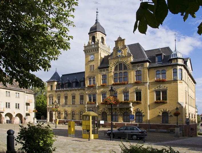 Radnice Bad Lausick - památky v regionu Lipsko Pohled na krásně zrestaurovanou radnici v Bad Lausicku se štítovou věží a klinkerovou fasádou, památky, kultura, výlety