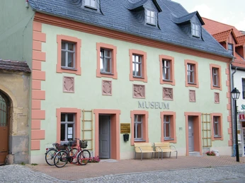 Lázně a městské muzeum Bad Lausick - památky v regionu Lipsko Muzeum se nachází v jednom z nejstarších a nejkrásnějších, propracovaně a historicky zrekonstruovaných měšťanských domů ve městě, v centrální poloze na tržnici, v centru volného času, kultury a muzea.